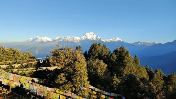 Vue panoramique sur la chaîne du Dhaulagiri dans les Annapurnas